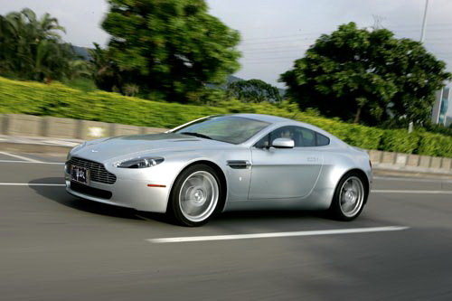 Ӣ׹УԼݰ˹V8 Vantage ֮