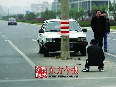 最雷人直行道!顺直行箭头走十米是电杆 汽车之家