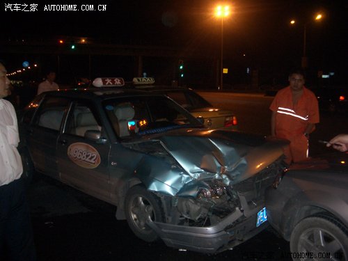【图】酒驾肇事再发生 面包车撞2人又撞4车！