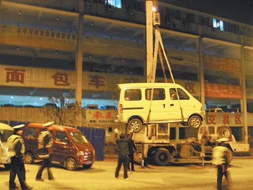 【图】整顿南坪二手车市场 执法人员又遭围攻