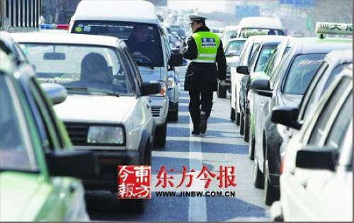 【图】郑州严查花园路 全天罚违法机动车34辆