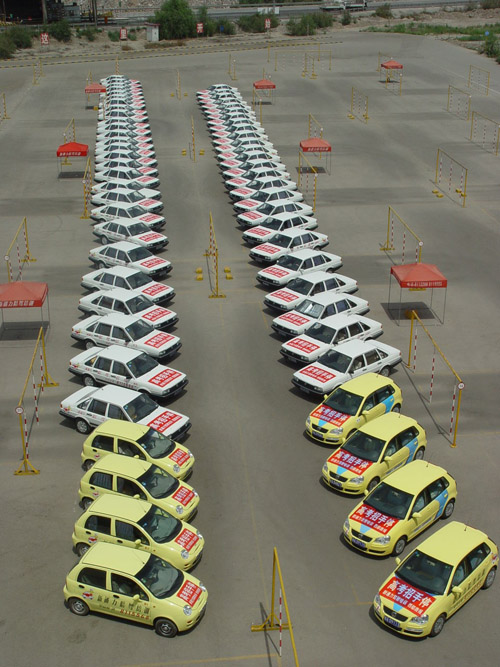 【图】驾龄无先后 老司机过于自信危险动作多