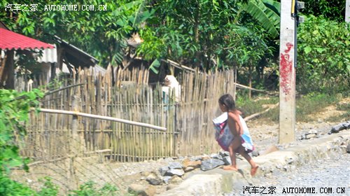『老挝偏僻农村的孩子多数没有衣服穿』