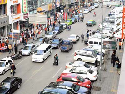 越来越多的车主发现,停车难题不仅加重了道路拥堵,影响了城市环境
