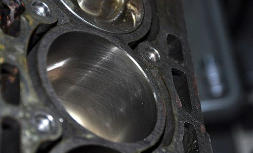 4tsi发动机的气缸壁还采用了一种在发动机已经广泛使用的平台网纹珩磨