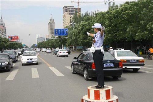 【图】呼和浩特交警多项举措整顿交通秩序