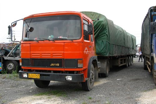 【图】超载大货车猛于虎 摇身变成大祸车