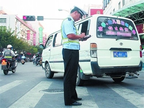 【图】人多车少超员违法 谁来给校车系安全带