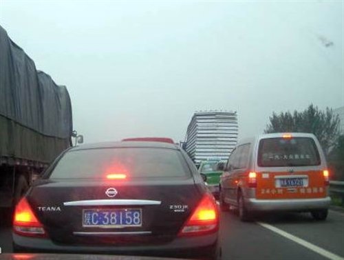 西宝高速施工,堵车严重(资料图)