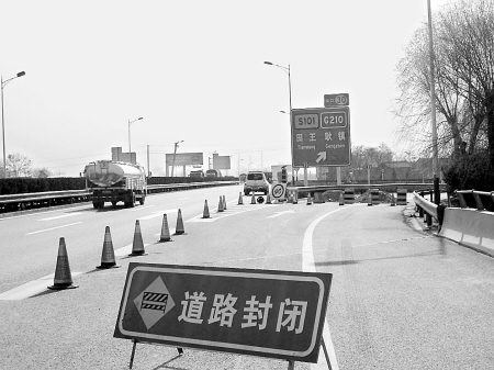 因为高速路入口处没有设置提醒道路封闭施工的标志,导致出门办事的杨