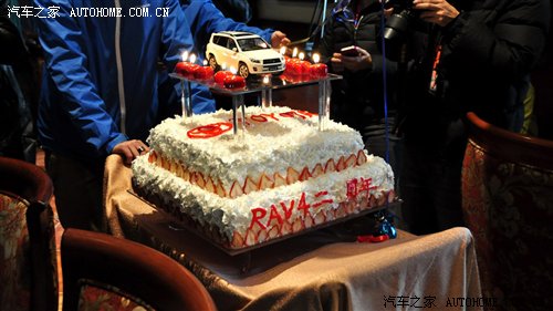 『生日蛋糕推上来了』而随后则进入到一个很有意思的环节:自己做蛋糕