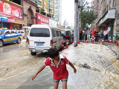 【图】黄金路水管不堪重负 水管爆裂水流成河