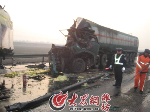 青州发生一起两辆油罐车追尾相撞事故 汽车之家