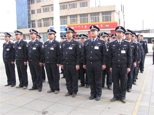 【图】包头市九原区城管队员救助肇事车辆