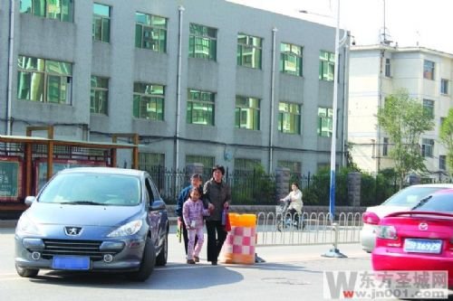 【图】济宁十五中东校区门口 道路秩序有点乱