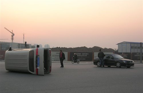 月牙河南路无交通灯 事故频发居民担心