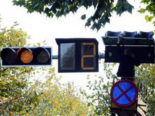 青岛信号灯大体检 1月1日起闯红灯记6分