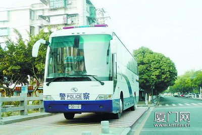 【图】警用大巴找不到停车位 路边违停几个月_汽车之家
