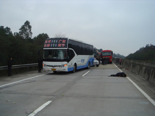 【图】行人横穿高速路与大客车碰撞致身亡