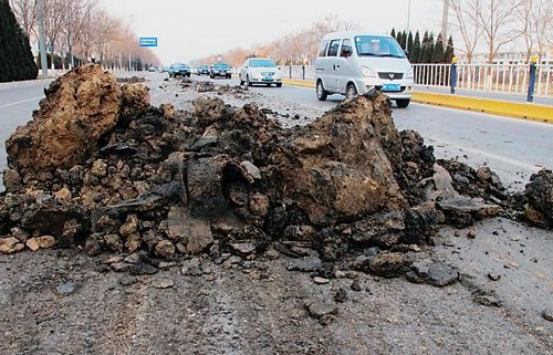 图】东营公路局集中整治车辆撒漏污染现象