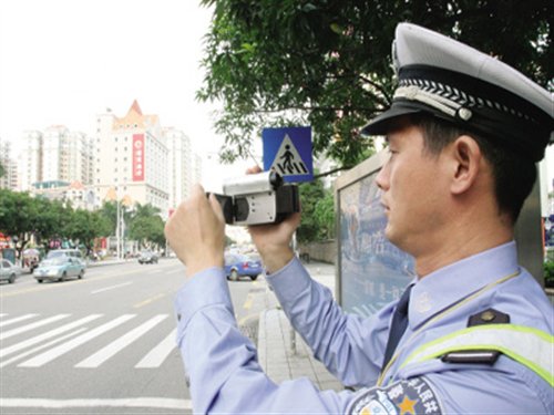 交警持dv上岗随机抓拍交通违法行为