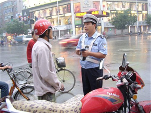 【图】拿着c1驾照骑摩托 无证驾驶被拘留5天