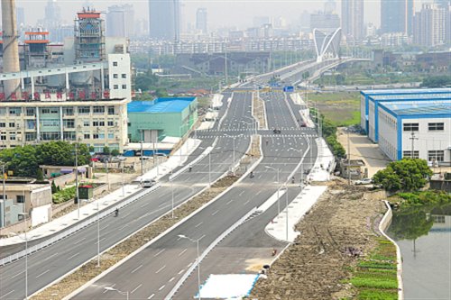 桥南端,向南跨越环城南路,杭甬高速,接于广德湖北路与堇山路交叉口,全