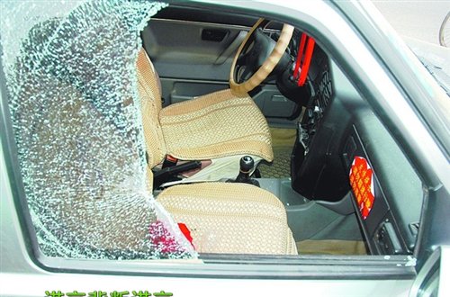 【图】趁车主散步 露天砸车窗盗窃车内财物