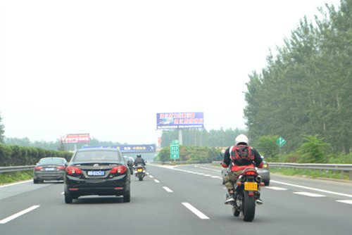 【图】小心摩托飞车高速路上安全行车注意事项