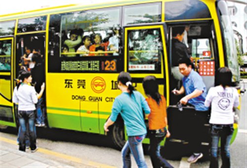 2006年底以来,67路公交车司乘人员举报犯罪嫌疑人达200多人次,配合