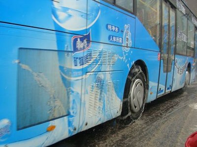 【图】贵阳四百公交车安装防滑链保证市民出行