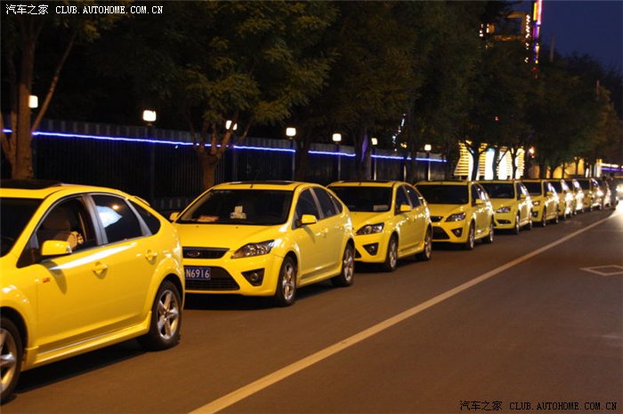 【图】只能用震撼形容!28辆黄色福克斯炫丽车