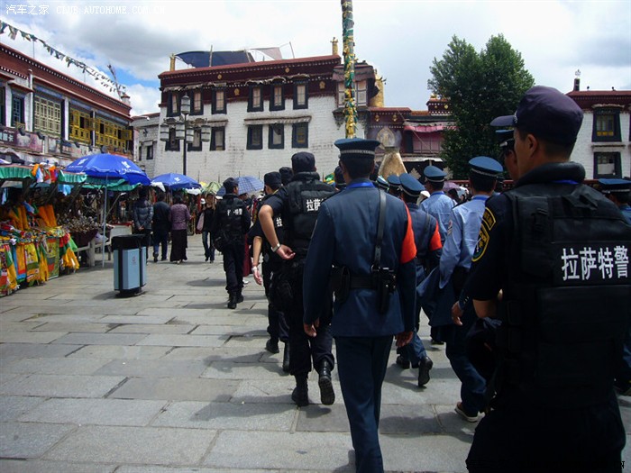 大昭寺广场上的拉萨特警是维护稳定的先锋