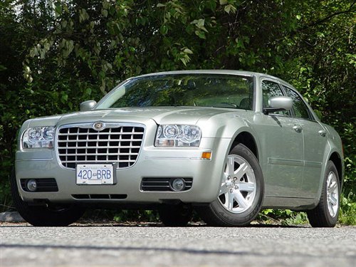 也是出於這些原因,chrysler300c的車頭顯得相當厚實方正,加上車頭方正