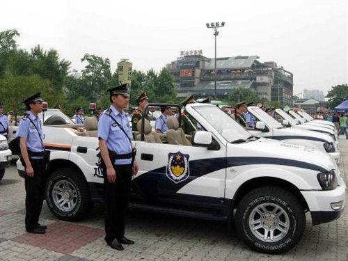 來自杭州市各個區市的40名巡特警代表開著這些警車奔赴巡邏一線,為