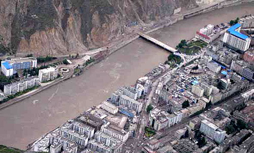 图 空中看地震后的汶川县城拍摄于5月14日 汽车之家