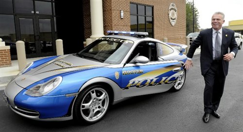 这款最新版保时捷911警车采用灰色和蓝色的车身外观喷涂