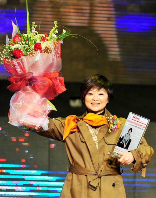 董事长吴亚丽女士获得2009中国车市新锐人物奖,而新元素的超级小车模