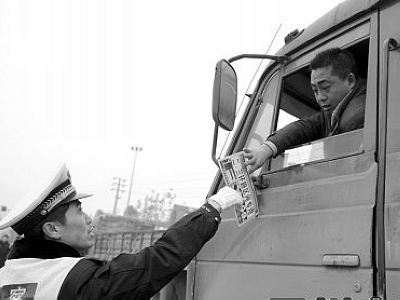 【图】城区缓堵仔细看 货运车限行依法严管