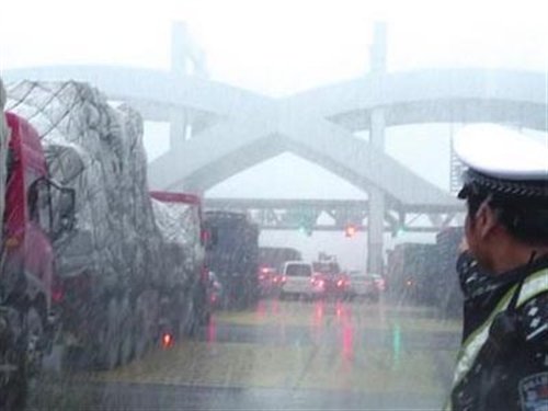 【图】保证市民安全出行 启动雪天应急预案