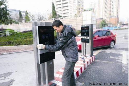 汉口江滩启用智能停车收费系统收费不变