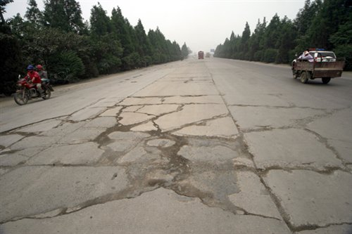 柏油路面上就出現了多處凹陷