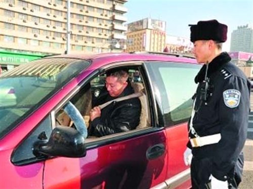 【图】沧州司机不系安全带 买插扣骗自动报警