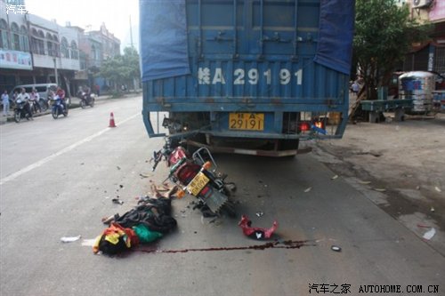 【图】少年郎路上玩飞车 撞货车尾部致1死1伤