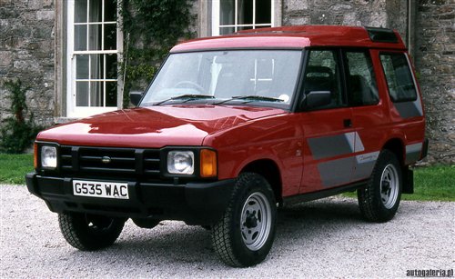 1989年,路虎发布了第一代发现车型,最初路虎只推出了三门版发现,第二