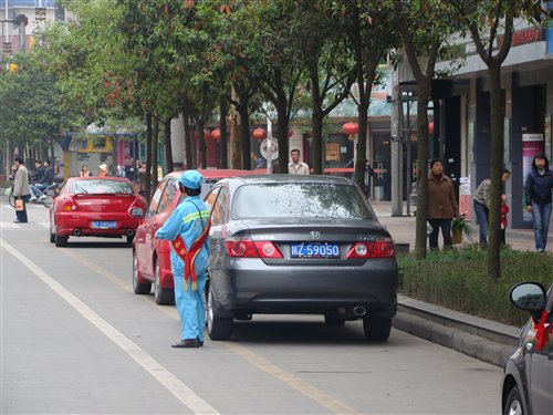 收费新规范 车辆被查扣停车费不用再交