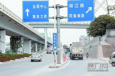 立交桥分岔路指示牌放好 不再被遮挡