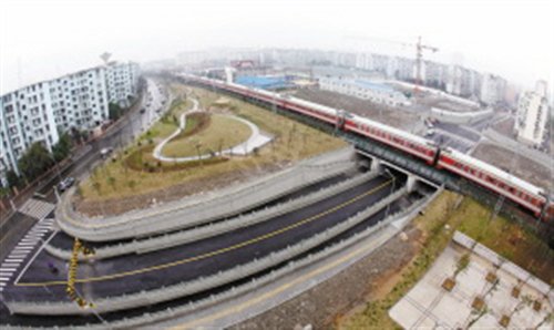 今天,胜丰路公铁立交正式通车,原萧甬铁路海军道口同时封闭,来往铁路