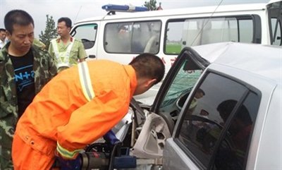 【图】轿车连撞两次被困 沧州消防破拆救援