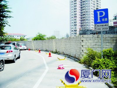 【图】小区停车位被加锁 街道办拆车位锁调查